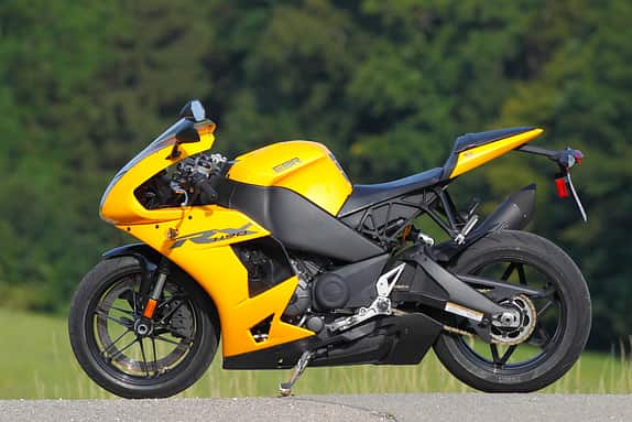 Typisch Buell: knackige Lenkgeometrie und gedrungene Bauweise, Tank im Rahmen, riesige Bremsscheibe vorn.