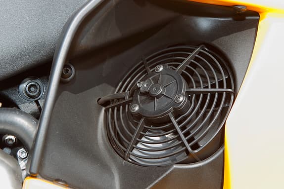Motor mit gezielter Luftumströmung durch zwei laut blasende Ventilatoren.