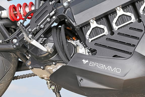 Der Synchron-Motor baut im Verhältnis zu Getriebe und Gesamtmotorrad sehr klein.