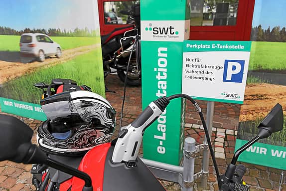Von wegen geräuschlos: Beim Laden brummt der Lüfter, an Ampeln die Pumpe der Kühlung.