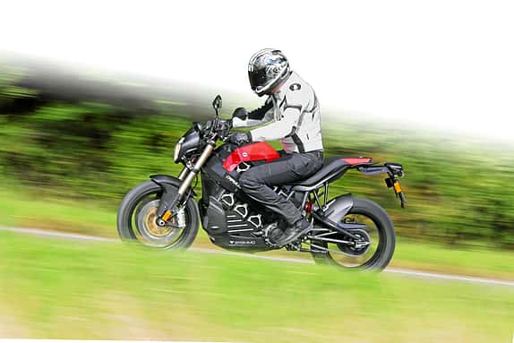 Der GSX-R-Pilot an der Ampel ist irritiert, denn soeben wurde er das erste Mal in seinem Leben von einem Elektromotorrad abgeledert.