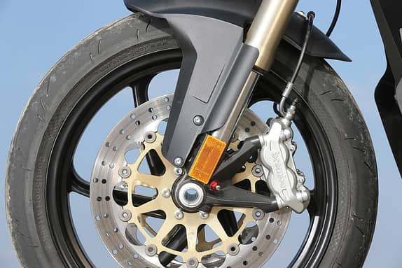 Die groß dimensionierten Brembo-Bremsen im Vorderrad verzögern vehement.