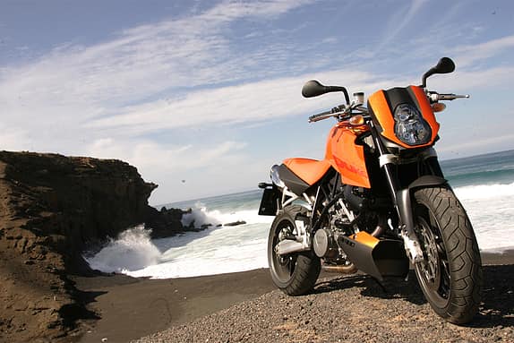 Insgesamt kam die KTM 990 Super Duke auf 199 kg, neun davon fallen auf den Gitterrohr-Stahlrahmen und den Alu-Heckrahmen. Vier Kilogramm schwerer ...