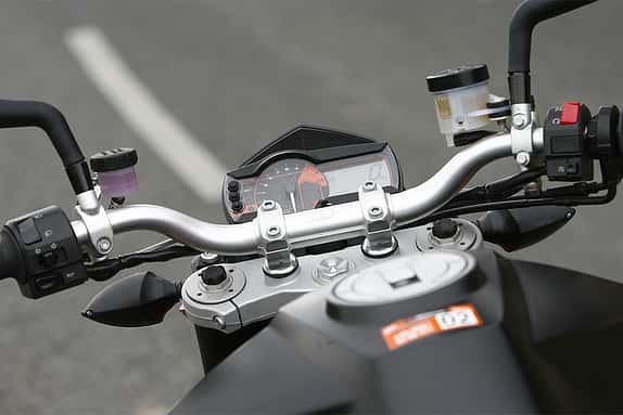 Aufs Wesentliche reduziert: Das Cockpit ist klar strukturiert ...