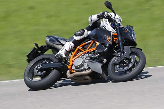Und bei der KTM 990 Super Duke R ist alles noch ein bisschen härter, schneller und leichter.