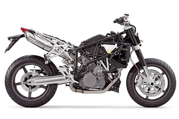 Unter der Haube der KTM 990 Super Duke steckt ein 75-Grad-V-Motor, der 120 PS (bei 9000/min) und 100 Nm (bei 7000/min) zu leisten vermag.