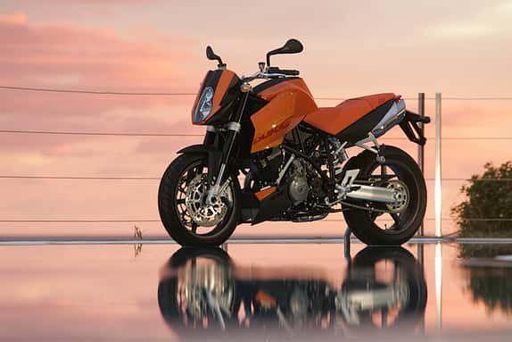 Für das Debüt der KTM 990 Super Duke mit dem Modelljahr 2005 wurde der aus den LC8-Enduromodellen übernommene Moor mit mehr Bohrung und mehr Hub versehen.