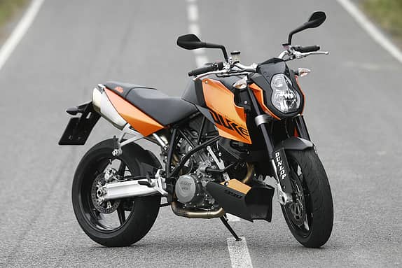 Die KTM 990 Super Duke (hier das Modell 2007): laut, rüpelhaft, aggressiv. Aber im Grunde ...