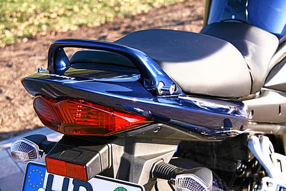 Das Rücklicht stammt von der 2009er-Bandit; der recht ordentliches Licht liefernde Scheinwerfer (nicht im Bild…) sieht verdächtig nach GSX-R 1000 (K4) aus.