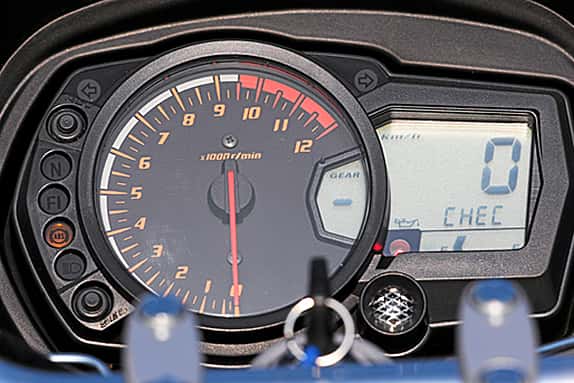 Die sehr praktische Ganganzeige hat die Suzuki GSX 1250 FA den Bandit-Schwestern voraus. Den Schaltblitz (rechts unten) ebenfalls, doch der ist absolut überflüssig.
