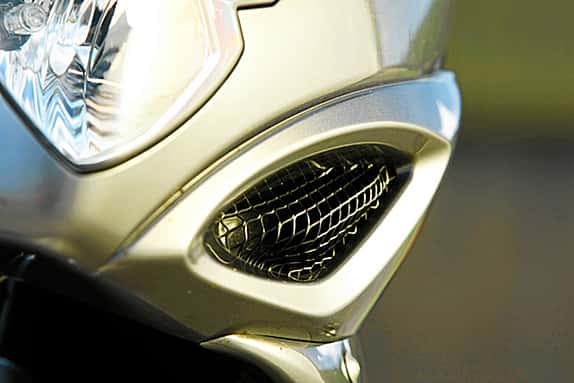 Die Ram-Air-Einlässe sind funktionslos und reine Show. Was niemand stören wird, denn auch ohne Druckbeatmung ist der bärenstarke Motor eine Wucht.