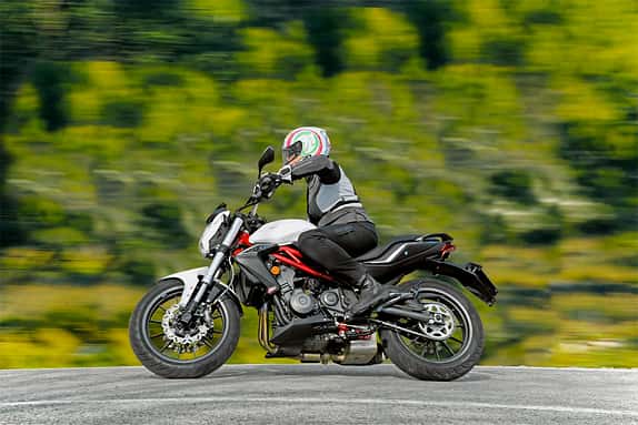 Benelli BN 302: sparsame 4000 Euro für echten Spaß und freches Spiel, 38 erfrischende PS und eine gelungenen Optik. 