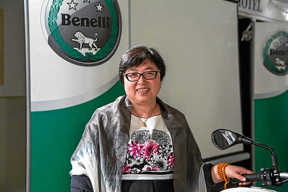 Die Topmanagerin der Qianjiang Group (QJ) aus China ist seit acht 
Jahren auch Geschäftsführerin der italienischen Konzerntochter Benelli. Mit ihr sprach MOTORRAD-Korrespondentin Eva Breutel.