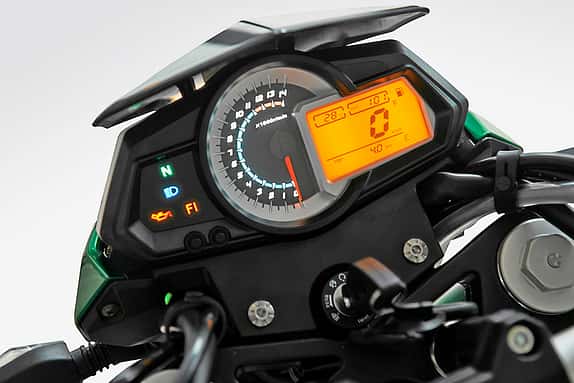 Das Analog-/Digital-Cockpit ist einfach gestaltet, liefert aber alle nötigen Infos. Nur eine Ganganzeige fehlt.