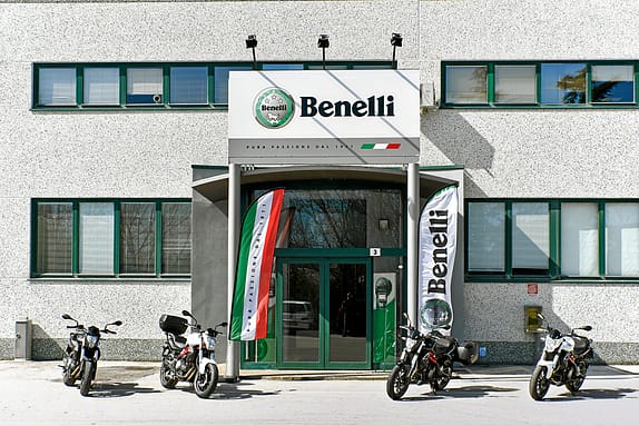 Posing im Werkshof: Die BN 302 gibt es mit&nbsp;rotem oder schwarzem Gitterrohr­rahmen, mit Koffern und/oder Topcase.
