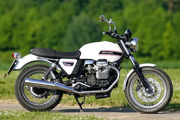 Moto Guzzi V7 Classic:

Zweizylinder-V-Motor, 744 cm³, 48 PS
vollgetankt 210 kg
Neupreis 2008: 8200 Euro
heute gebraucht ab 5000 Euro.