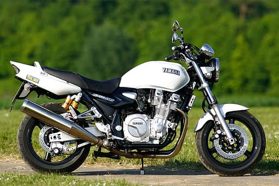 Yamaha XJR 1300:

Vierzylinder-Reihenmotor, 1251 cm³, 98 PS
vollgetankt 251 kg
Neupreis 2008: 9750 Euro
heute gebraucht ab 5000 Euro (ab 2008).