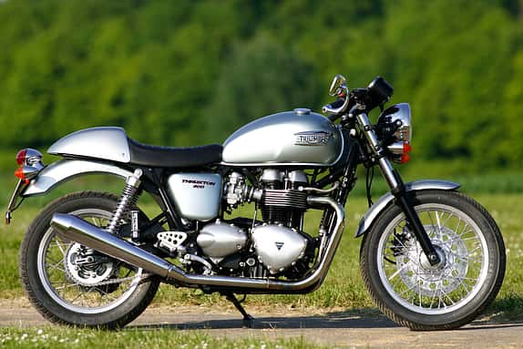 Triumph Thruxton:

Zweizylinder-Reihenmotor, 865 cm³, 69 PS
vollgetankt 231 kg
Neupreis 2008: 8740 Euro
heute ­gebraucht ab 6900 Euro.