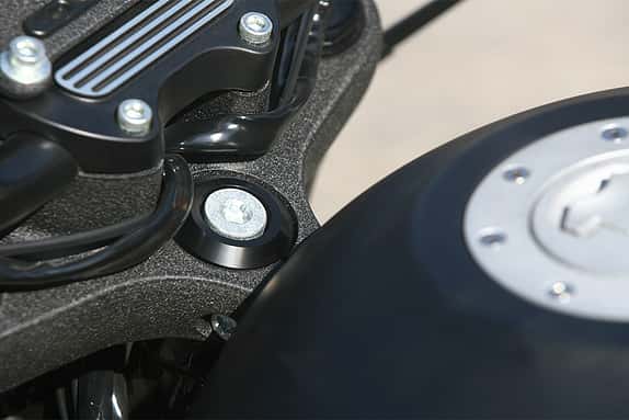 Noch schöner: Die X hat auch nettere Detail­lösungen zu bieten. Wie diese Lenkkopfschraube, die bei der Ur-XR noch aus Baumarktbeständen stammt.