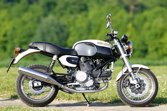 Ducati GT 1000:

Zweizylinder-V-Motor, 992 cm³, 83 PS.
vollgetankt 209 kg
Neupreis 2008: 9995 Euro
heute gebraucht ab 6800 Euro
