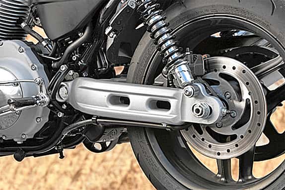 Hingucker: Eine fette Aluguss-Schwinge führt das Hinterrad. Und das sogar recht ordentlich – mangelnde Fahrstabilität war nie ein XR 1200-Problem.