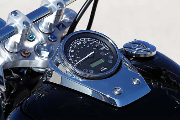 Der Tachometer ist elegant im Tank mit Chromschale eingefasst und baut vergleichsweise zierlich. Die Kontrollleuchten sind allerdings schlecht ablesbar.
