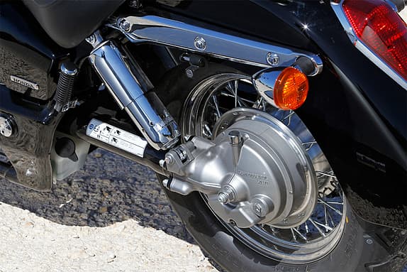 Bewährt und ein Freund für alle, die ihr Motorrad gerne glänzend sauber halten wollen: der Kardan. Bei der Shadow 750 ist er seit 2004 als Endantrieb im Einsatz.