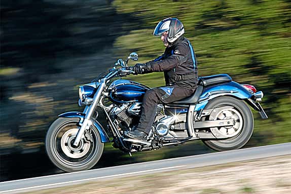 Yamaha XVS 950 A Midnight Star
Satte 77 Newtonmeter Drehmoment, 54 PS, Riemenantrieb – seit 2009 ist der langgestreckte Cruiser sehr beliebt.
