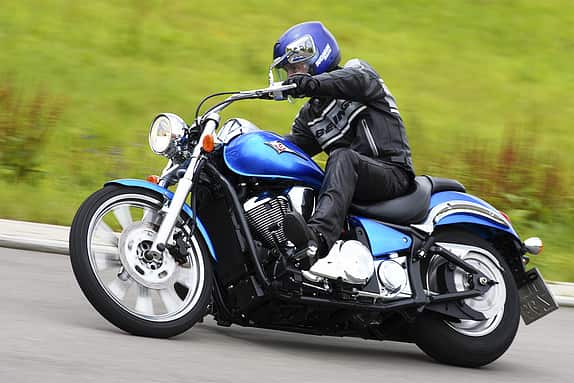 Kawasaki VN 900
Klassenprimus und Bestseller. Die hier ­gezeigte Custom-Variante (ab 2007) mit 21-Zöller vorn konkurriert mit der Shadow Spirit.