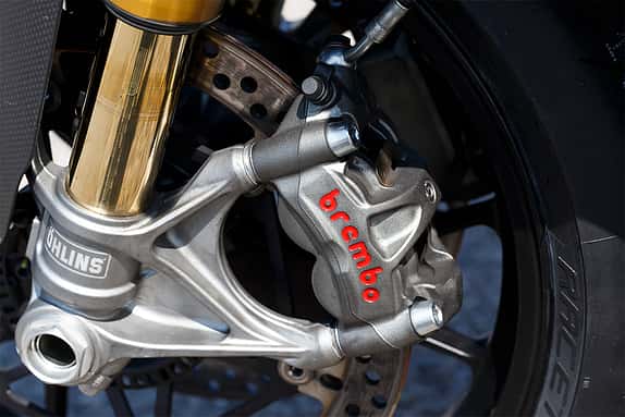 Die Brembo-Monoblocks sind in Sachen Dosierbarkeit ein Traum und beißen wie irre in die Scheiben.