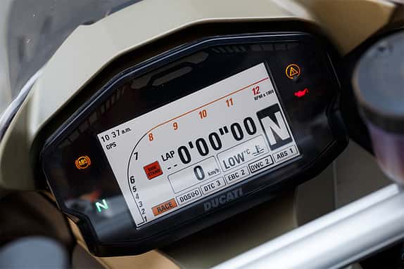 Im Race-Modus blendet das TFT-Display die Rundenzeit mittig ein und legt den Fokus auf Drehzahlen ab 8000/min.