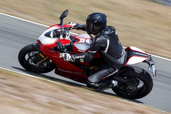 Warum „nur“ 1198 cm³? Weil Ducati den großen Motor der 1299 in der Superbike-WM nicht einsetzen darf. Da gilt (noch) das 1200-cm³-Twin-Limit.