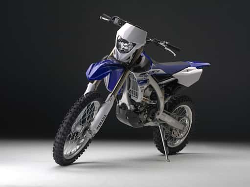 Die Yamaha WR 450 F bleibt auch im Studiolicht ...