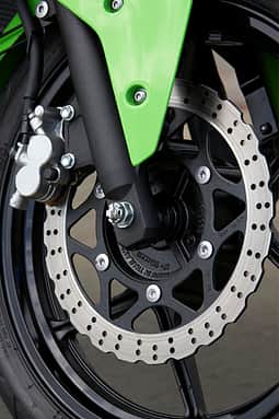 Schick, aber nicht mehr ganz zeitgemäß: Die vordere Soloscheibe im „Petal-Design“ verzögert ordentlich, aber leider noch ohne ABS, das erst die 300er-Ninja hat.