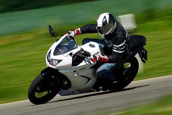 Ninja steht für Sportler, und diesem Anspruch wird die superhandliche und gut berechenbare Kawasaki Ninja 250 R auch gerecht.
