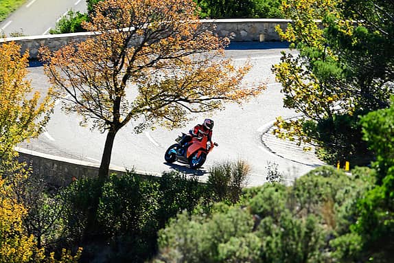 ...Gleiches trifft aufs Fahrerlebnis zu. Transparentes Fahrwerk, gelungene Ergonomie und druckvoller Motor heißen die Zutaten für eine gehörige Portion Spaß im Wechselbad von lang gezogenen Kurven und engen Kehren.