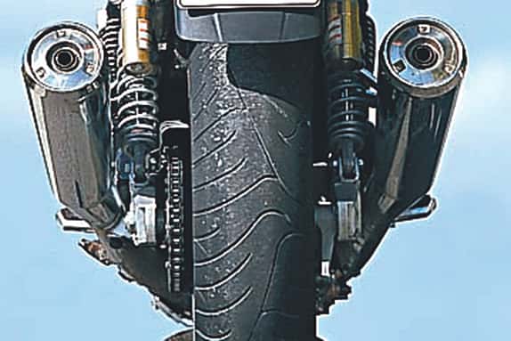 Da sah es noch hübsch aus: Die zwei Endschalldämpfer harmonieren gut mit dem bulligen Design der 1400er. Bis einschließlich Baujahr 2004 so zu haben.