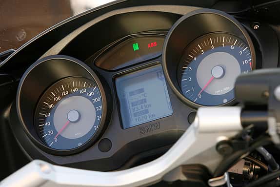 Nahezu jedes GT-Cockpit ist mit dem (aufpreispflichtigen) Bordcomputer bestückt. Eine Fotozelle regelt die Instrumentenbeleuchtung.
