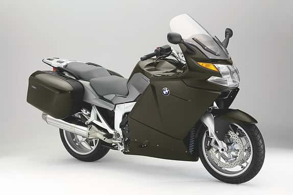 Großflächige, für einen Tourer aber recht schmal geschnittene Verkleidung; Koffer und elektrisch verstellbarer Windschild serienmäßig.