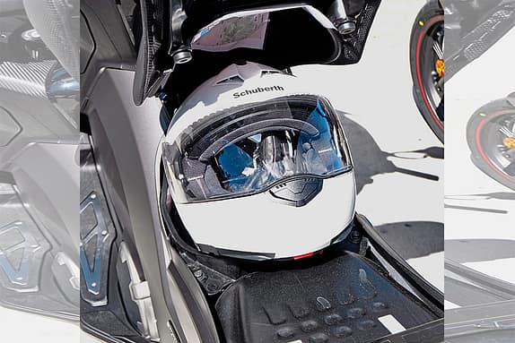 Fast schon ein K.-o.-Kriterium: Das kleine Staufach fasst gar keinen Helm.