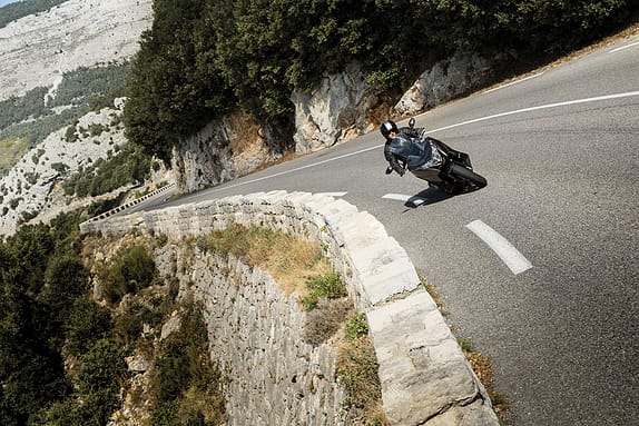 Schon wieder grüßt ein entgegenkommender Motorradfahrer! Tja, der Honda Integra ist eben ein Zwitter, halb Großroller, halb (Touren-)Motorrad. 