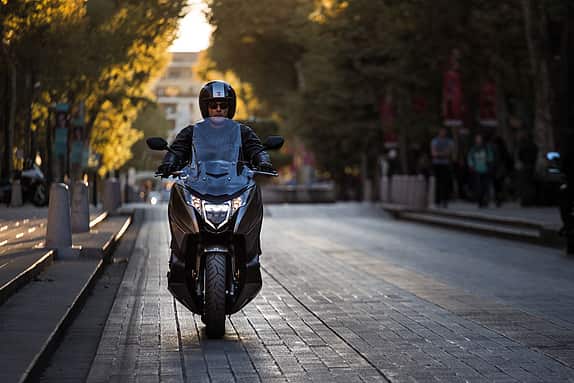 Für 9305 Euro ist der motorradartige Integra viel günstiger als die Großroller BMW C 650 Sport und Yamaha TMax.