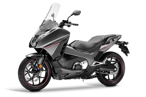 Der Integra rangiert mit hoher Scheibe und bequemer Sitzbank  zwischen Sofaroller und Tourenmotorrad.
