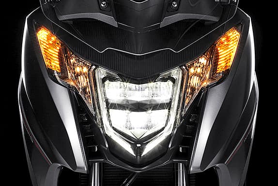 Stechender Blick: LED-Hauptscheinwerfer sogar mit umrandendem LED-Tagfahrlicht.