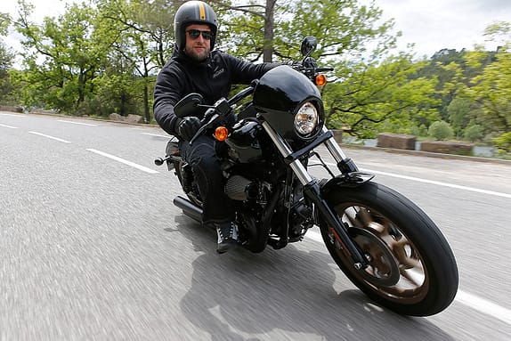 „Harley fahren macht Spaß!“ Lächeln ist trotz bösen Images nicht verboten auf dem Low Rider S.