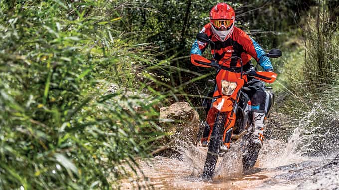 Die neue KTM 690 Enduro R soll die Straße gekonnt mit Feldwegen kombinieren können.