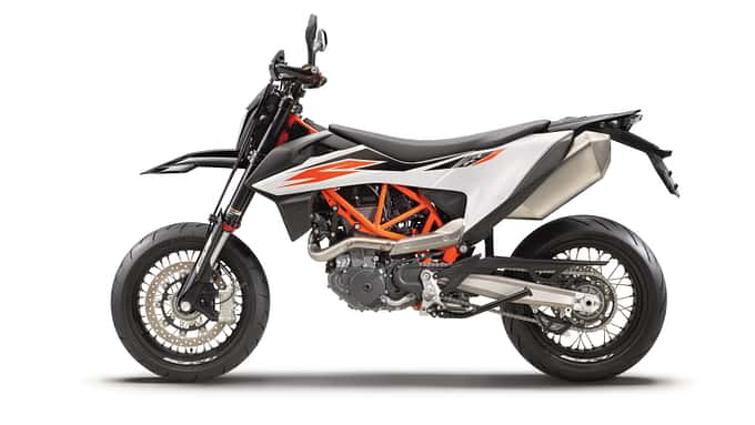 Die neue KTM 690 SMC R kommt mit überarbeitetem Fahrwerk und einem neuen Heckrahmen der jüngsten Generation.