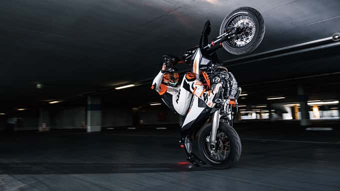 Schlanker gezeichnet soll die Verkleidung der neuen KTM 690 SMC R sein.