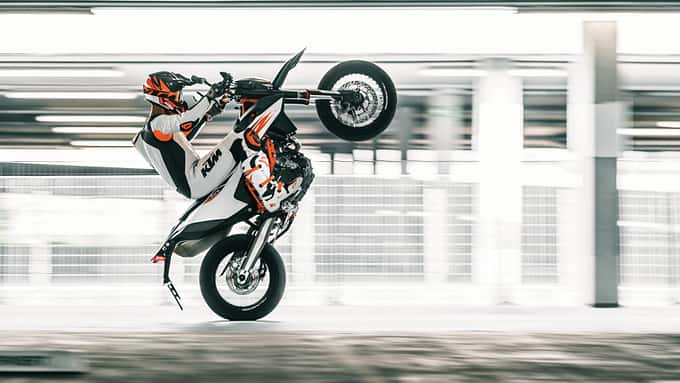 Auf der EICMA präsentierte KTM die neuen 690 SMC R zusammen mit der 690 Enduro R.