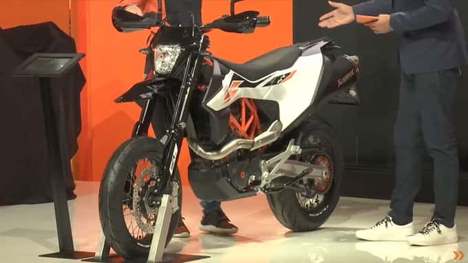 Und so sieht die neue KTM 690 SMC R auf dem Messestand auf der EICMA aus.